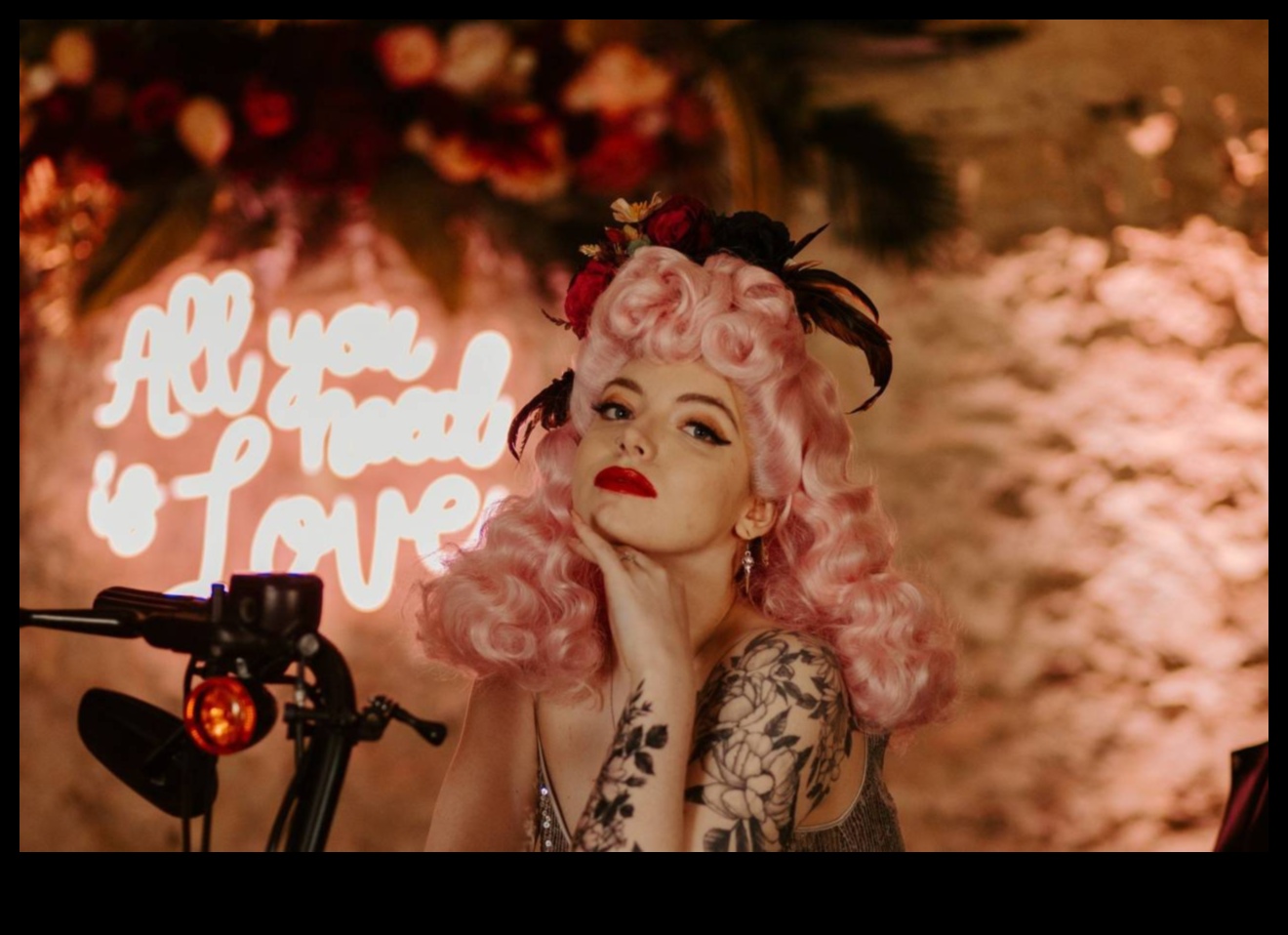 الشعر الأشقر والأجواء الرجعية: دليل لإضفاء مظهر مستوحى من الطراز القديم 2 الشعر الأشقر والأجواء الرجعية: إضفاء مظهر مستوحى من الطراز القديم