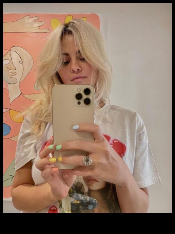 الشعر الأشقر والأجواء الرجعية: إضفاء مظهر مستوحى من الطراز القديم