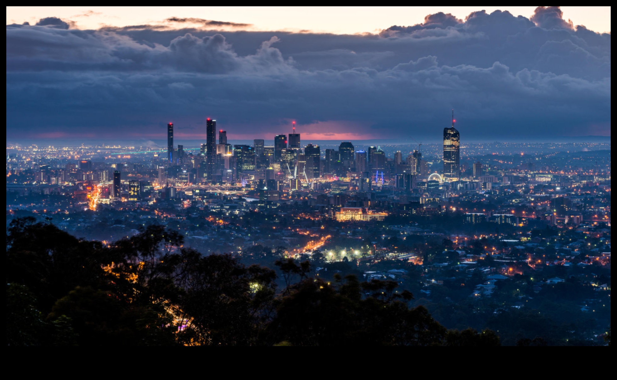 المناظر الليلية: مناظر المدينة مضاءة في الظلام