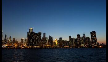 المناظر الليلية: مناظر المدينة مضاءة في الظلام