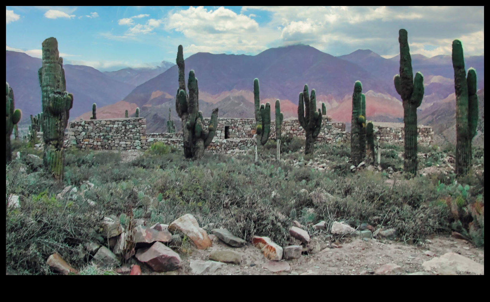 كيف تؤثر المناظر الطبيعية على الممارسات الثقافية والاجتماعية للمجتمعات؟