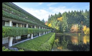 كيف تؤثر المناظر الطبيعية على الممارسات الثقافية والاجتماعية للمجتمعات؟